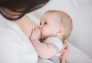 Comprendre et apaiser un bébé agité pendant l'allaitement astuces et conseils